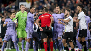 Botrány Valenciában: pillanatokkal a Real Madrid győztes gólja előtt fújták le a mérkőzést