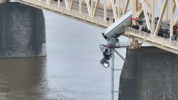 Negyven percig lógott a kamionsofőr egy hídon, míg kimentették