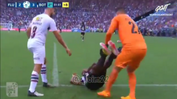 Ilyet még biztosan nem látott futballpályán: rongybabaként rángatták fel-alá a sérült játékost – videó!