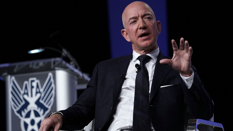 Jeff Bezos berúgta az ajtót, meghatározó lista élén vette át a vezetést
