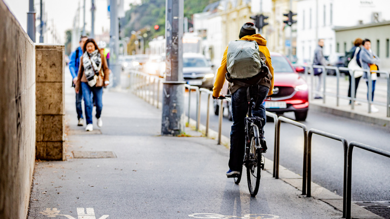 Autósok vs. bringások – hogyan és hol közlekedj kerékpárral?
