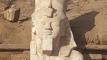 Megtalálták Egyiptomban II. Ramszesz hatalmas szobrának felső részét