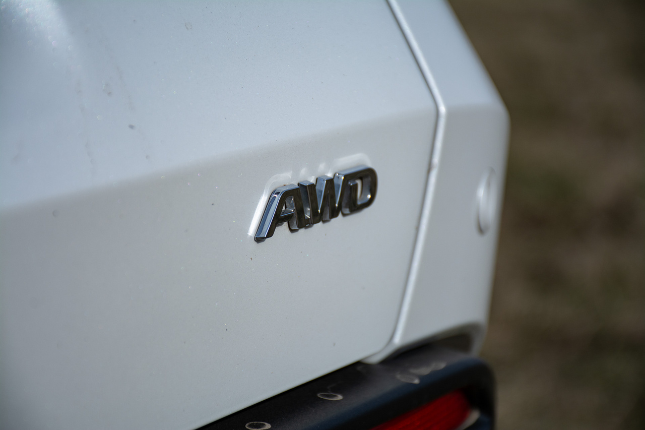 Az alapmodell első tengelyét egy 204 lóerős villanymotor hajtja, az összkerékhajtású első és hátsó tengelyére egy-egy 109 lóerős kerül. Az FWD nyomatéka 265, az AWD-é 336 Nm. 