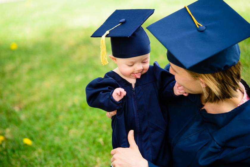 Tíz nappal a szülés után vette át a diplomáját - Megható képen a fiatal édesanya