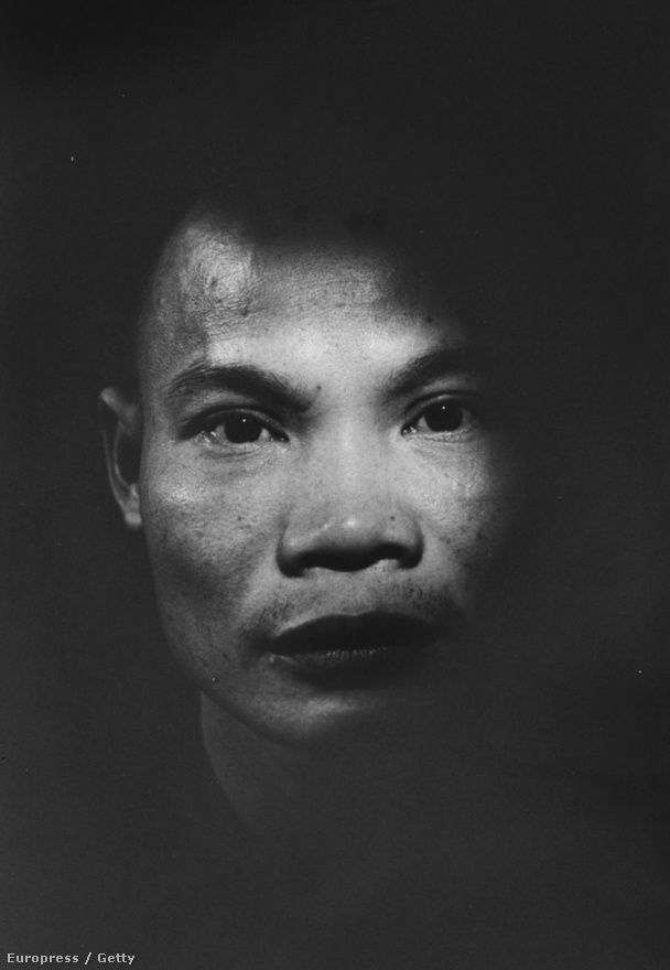 A rettegett vietkong terrorista, Nguyen Van Sam arcképe, akit a Saigoni rendőrség fogott el, miután több robbantást hajtott végre a város körül. Rentmeester 1968-ban Saigonban megsebesült: egy vietkong mesterlövész találta el, a gépe is tönkrement, ekkor tért vissza az államokba.