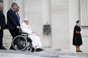 Egyre aggasztóbb Ferenc pápa egészségi állapota: nem tud beszállni a pápamobilba sem