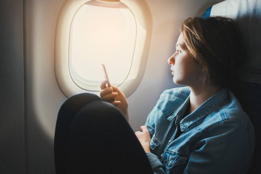 Életveszélyes, ha ezt csinálod a repülőn: kényelmesnek tűnik, de a szakértők óva intenek tőle