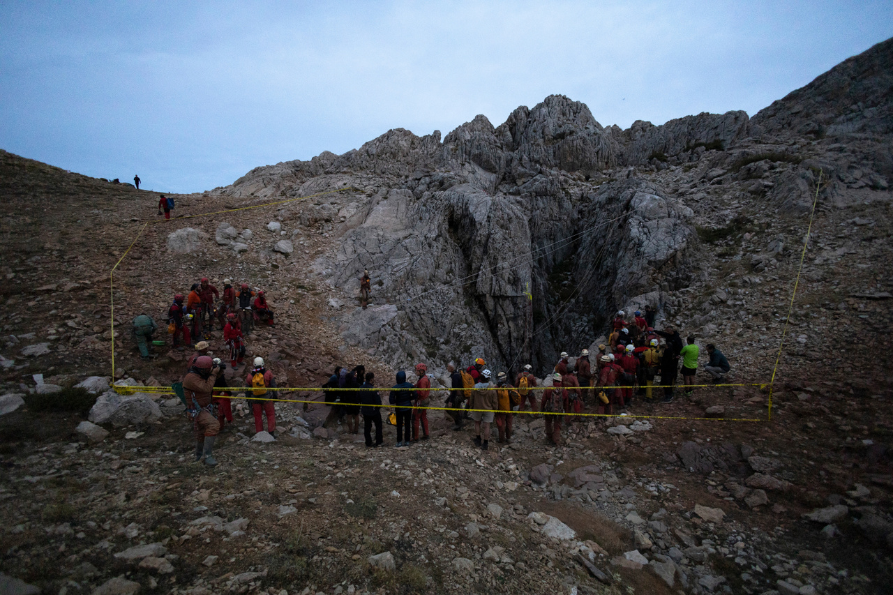 A Magyar Barlangi Mentőszolgálat 31 fős csapata a barlang bejáratánál, leszállás előtt