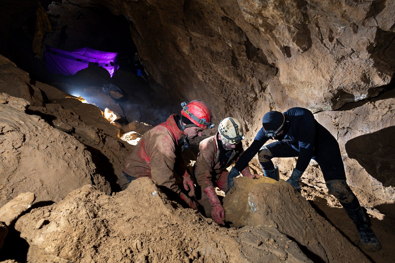 A Magyar Barlangi Mentőszolgálat emberei terepet rendeznek -1040m mélyen, helyet készítve az érkező mentőegységek számára