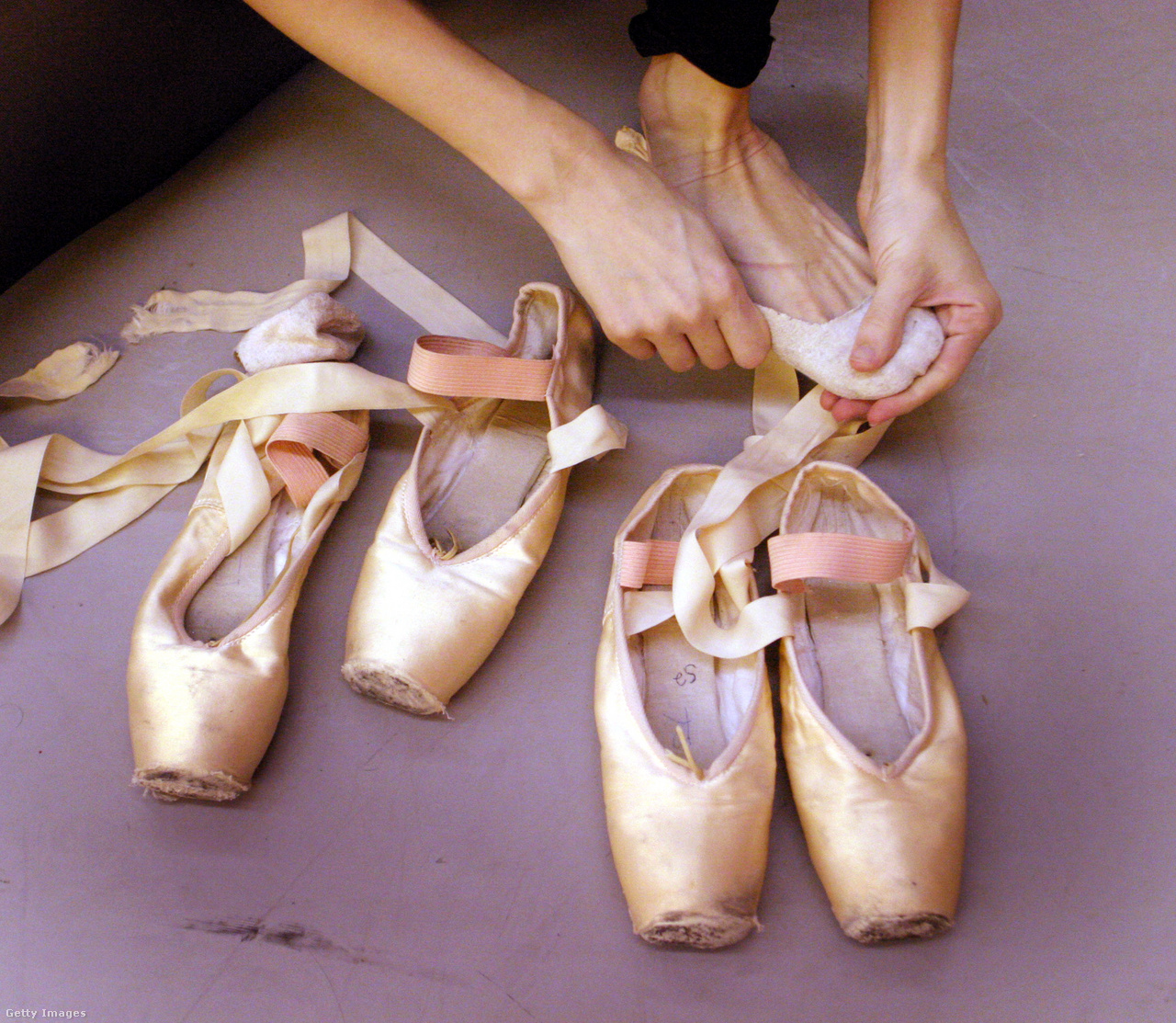 2004. május 18. Liesl Rimke, a Manassas Balett Társulat tagja balettcipőt húz