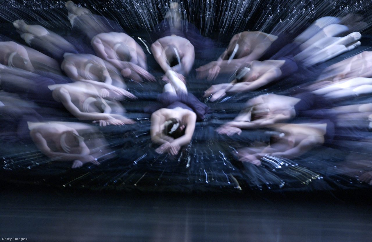 Cardiff, Wales, 2005. július 12. A társulat művészei az Ausztrál Balett Hattyúk tava című produkciójában a Wales Millennium Centre-ben