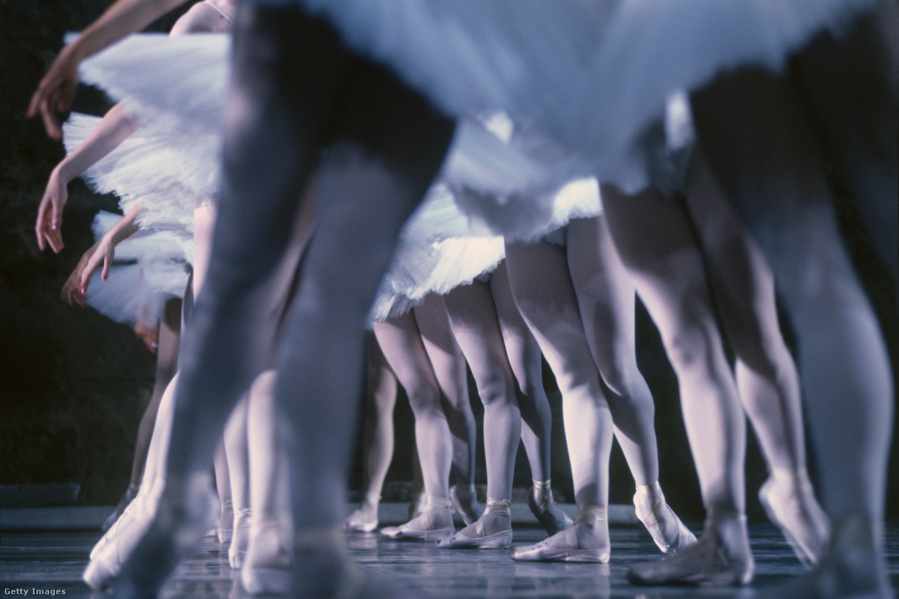 1994. augusztus 19. A Kirov orosz balett táncosai a Hattyúk tavát adják elő 