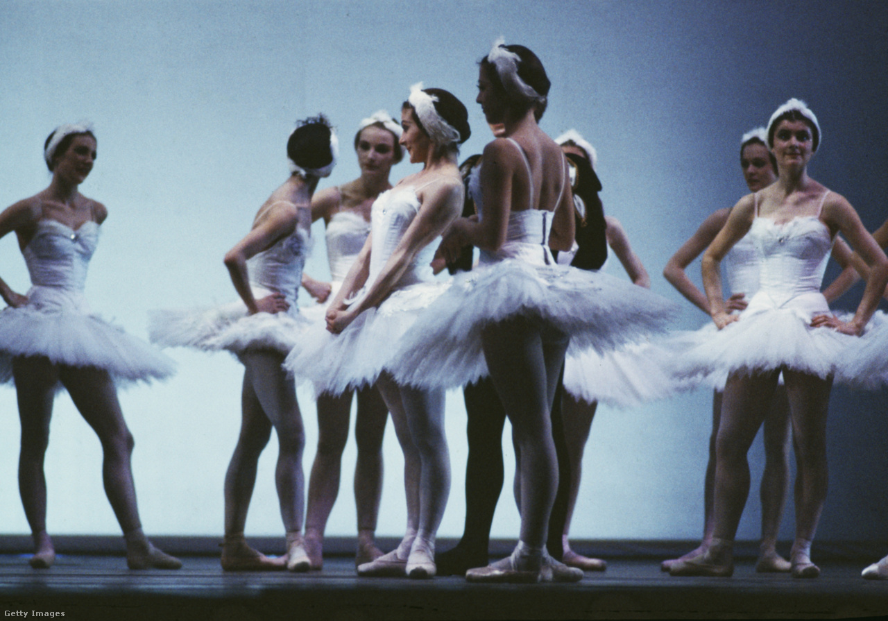 London, Egyesült Királyság, 1982. február 6. A Royal Ballet balerinái a Királyi Operaház színpadán a "Hattyúk tava" című előadás előtt