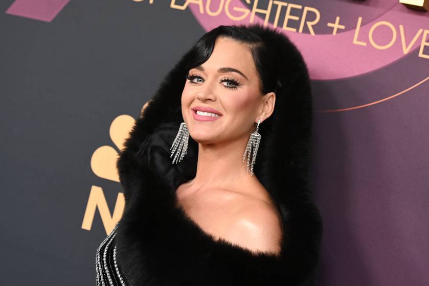 Katy Perry hasvillantós szettben lépett a vörös szőnyegre: terhességéről kezdtek pletykálni a rajongók