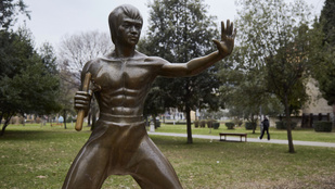 Bruce Lee szétdarabolt szobrát akarta fémhulladékként eladni egy férfi