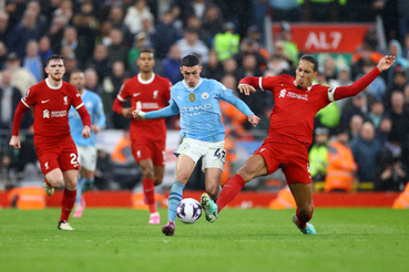 Phil Foden vezeti a labdát a Liverpool játékosok gyűrűjében