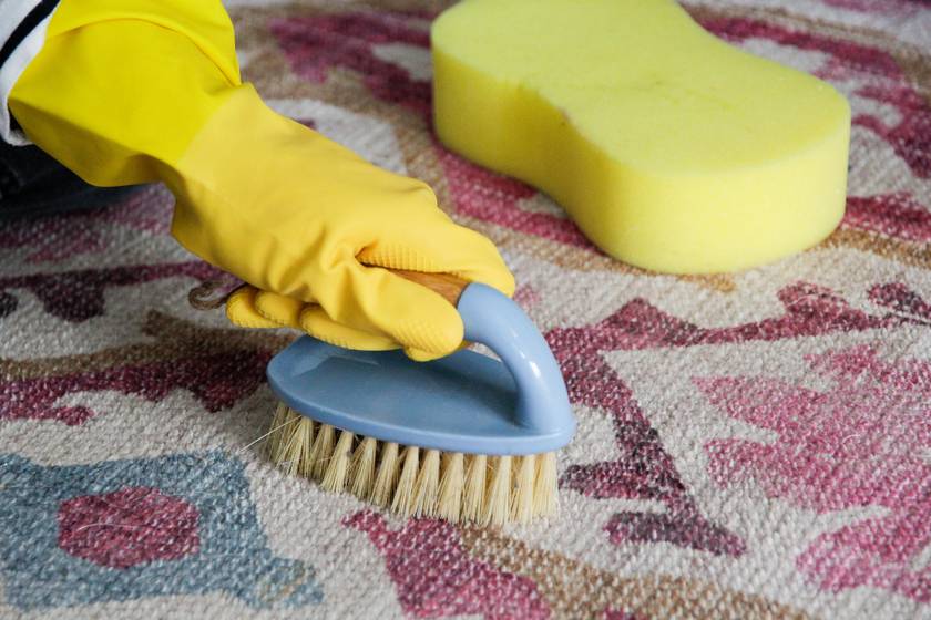 Így lesz tökéletesen tiszta a szőnyeg házi módszerrel: a makacs foltok és szagok is eltűnnek