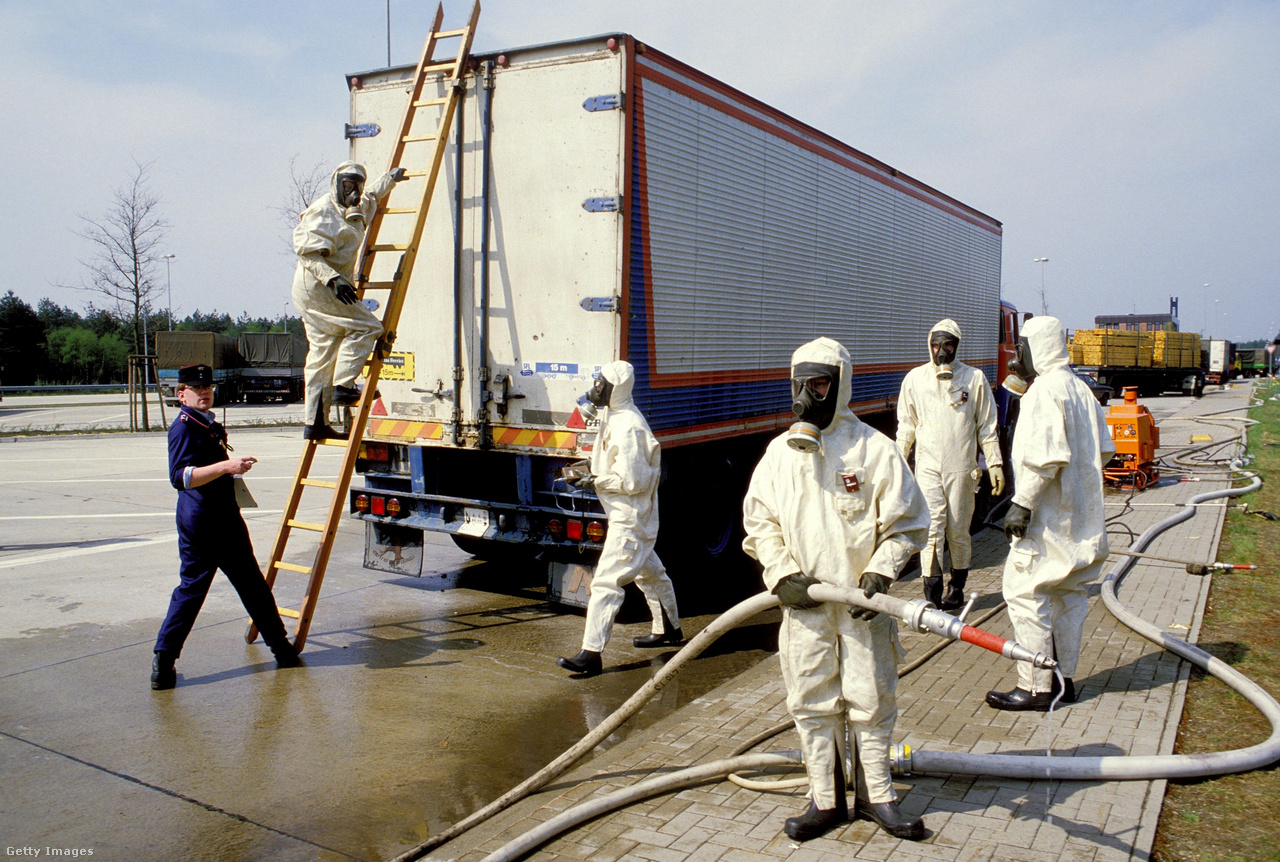 Németország, 1986. májusa. Nyugatnémet vámosok szigorúan átvizsgálják a Kelet-Európából érkező áruszállító autókat a csernobili radioaktivitás miatt