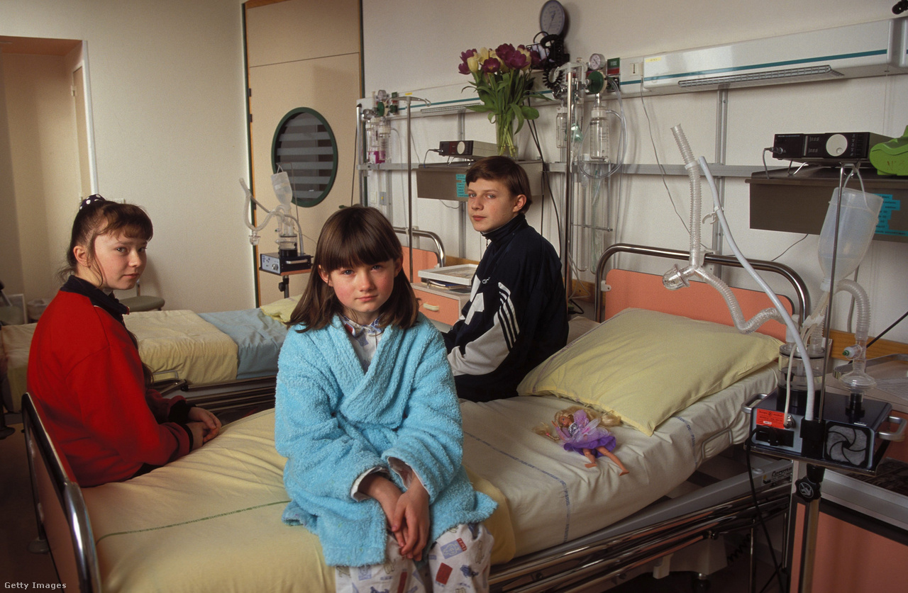 Franciaország, Párizs, 1996. február 11. Csernobili rákos gyermekek egy párizsi kórházban