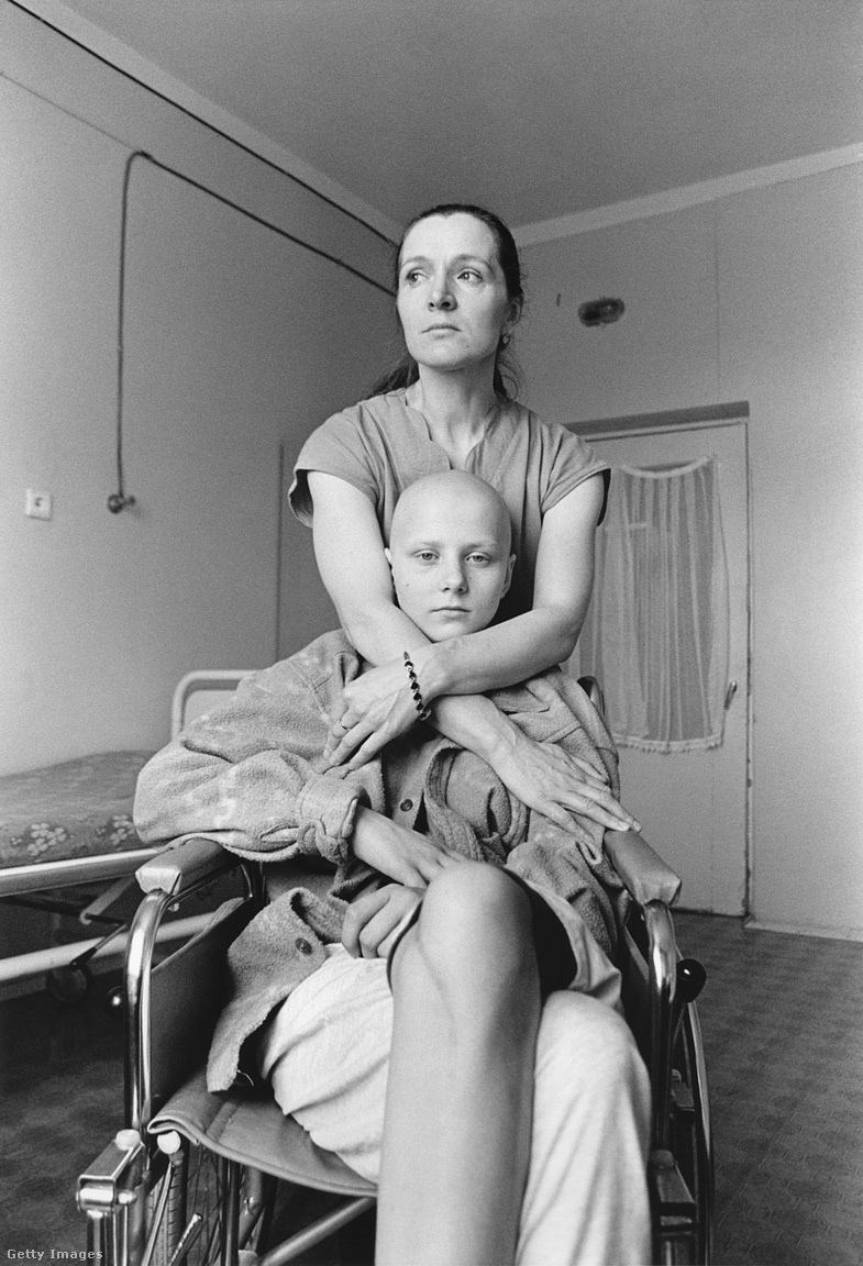 Fehéroroszország, Baraŭliany, 1996. A 14 éves Natacha csontrákban szenved, jobb lábának amputálására vár