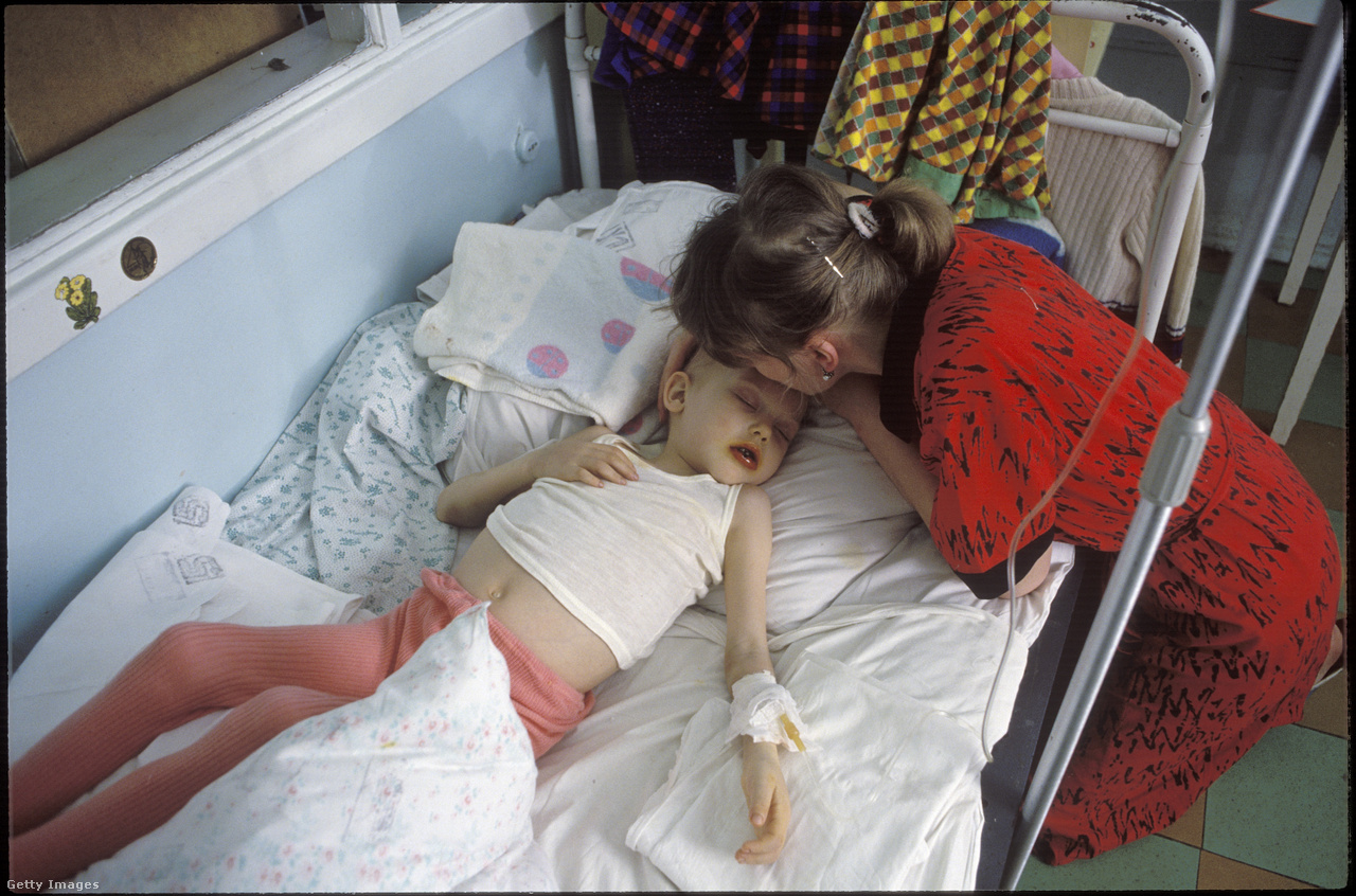 1990. áprilisa. Anya beteg gyermekével