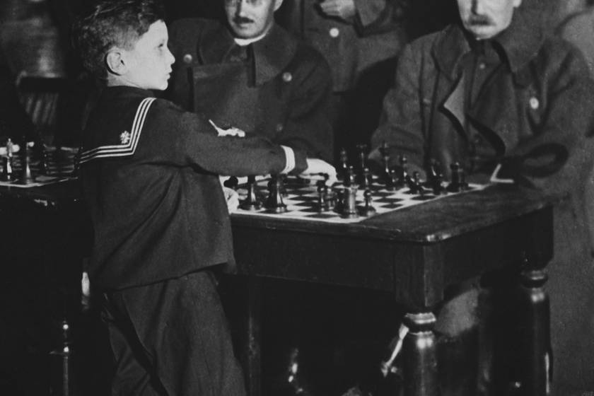 4 évesen kezdett sakkozni, 8 évesen tönkreverte a felnőtteket: Samuel Reshevsky sakkcsodagyerek története