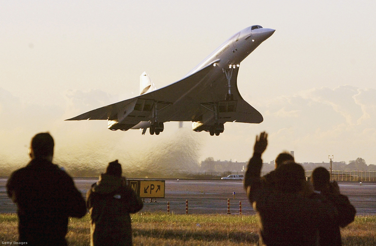 John F. Kennedy repülőtér, New York, Egyesült Államok, 2003. október 24. Nézők integetnek, amikor az utolsó, Londonba induló Concorde utasszállító járat felszáll 
