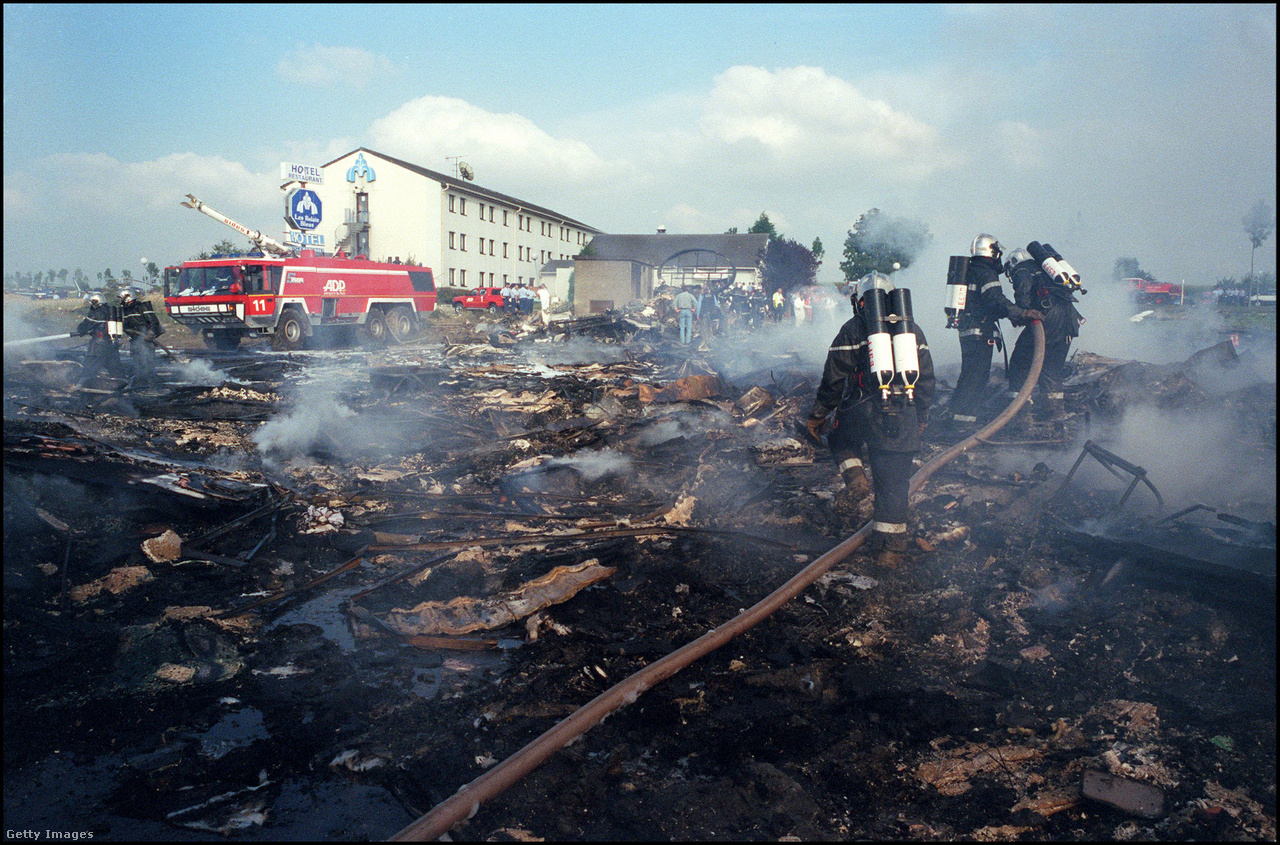 Gonesse, Párizs közelében, Franciaország, 2000. július 25. A tűzoltók és a mentőszolgálatok dolgoznak a Concorde balesetének helyszínén