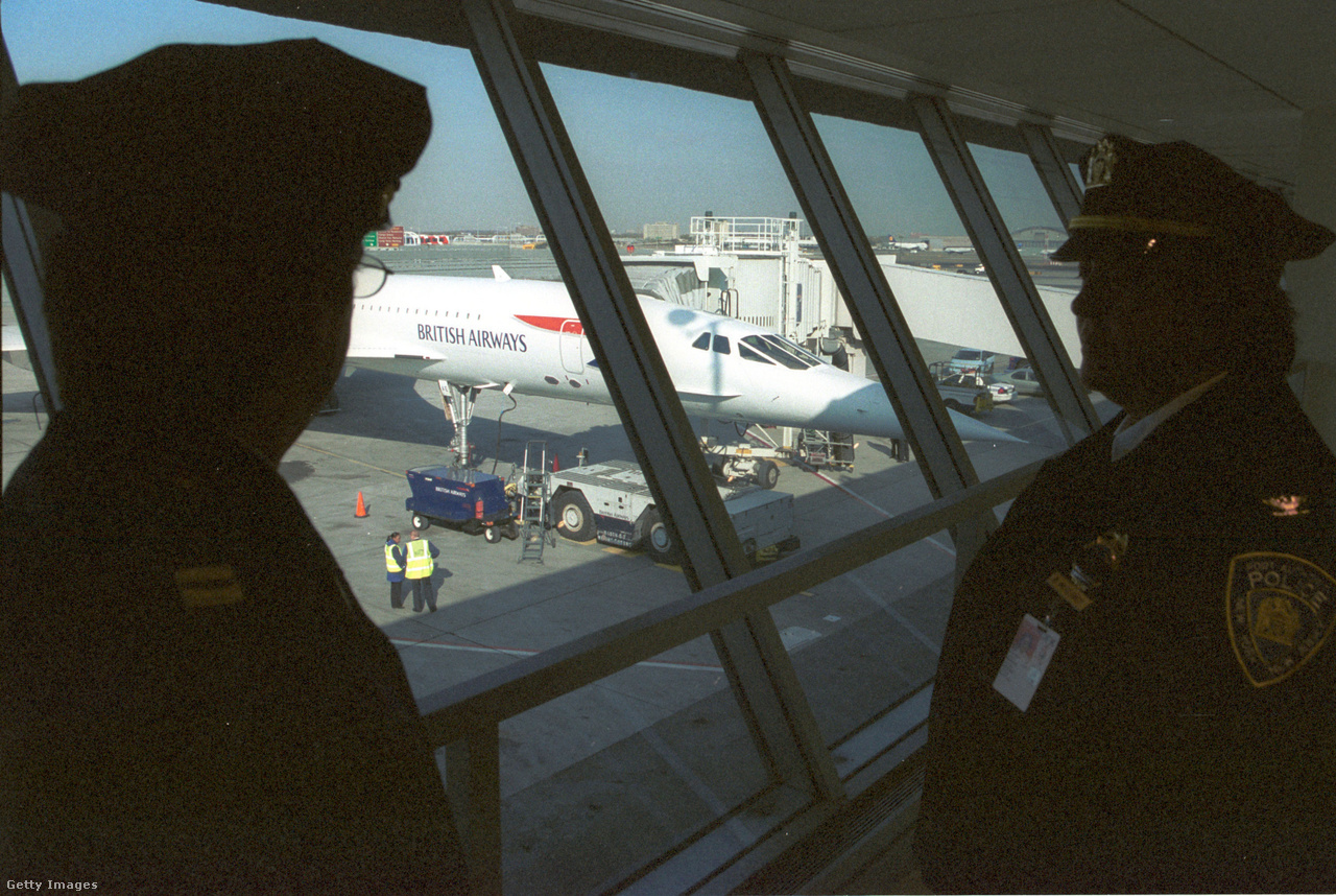 John F. Kennedy repülőtér, New York, Egyesült Államok, 2001. november 7. A British Airways Londonból induló, több mint egy évvel a franciaországi baleset után újraindított járata szigorú biztonsági intézkedések mellett a John F. Kennedy nemzetközi repülőtér kapujához érkezik