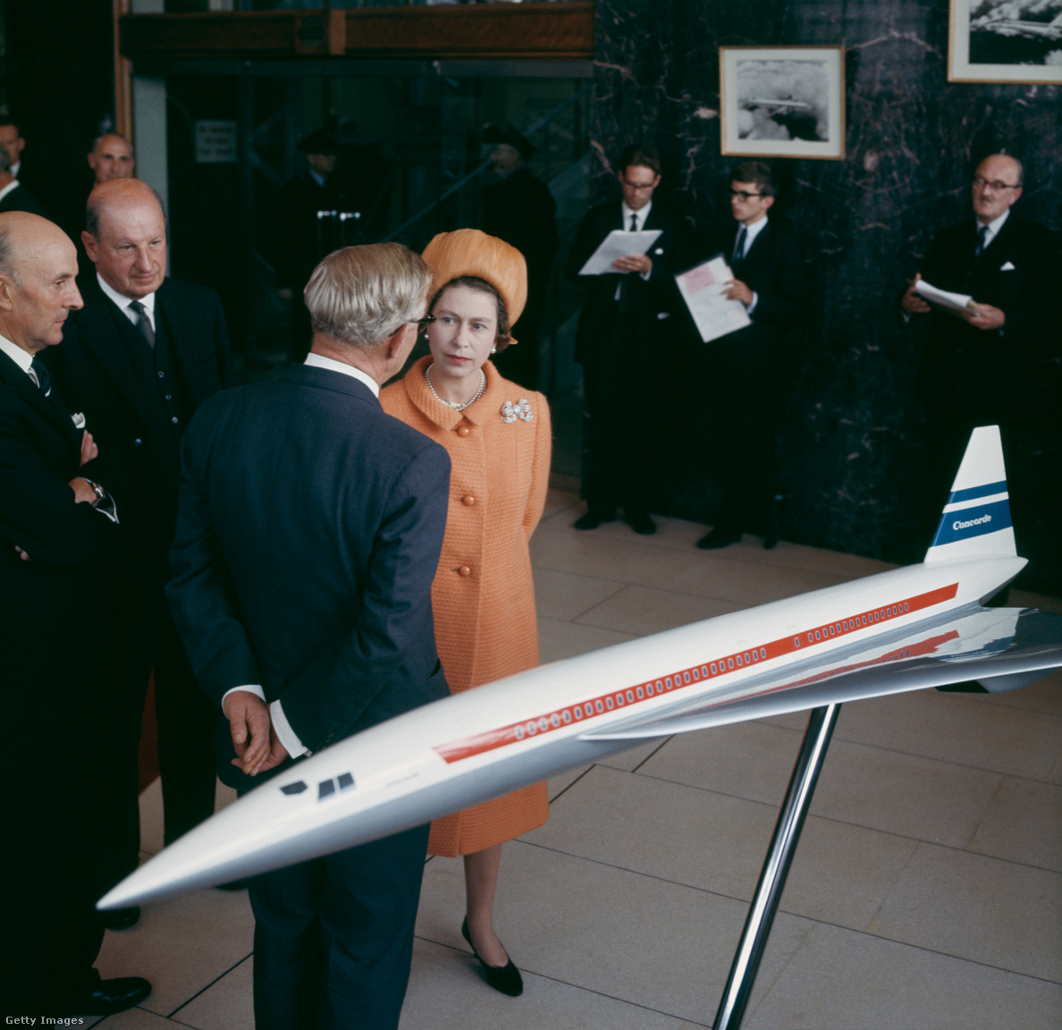 Filton, Bristol, Egyesült Királyság, 1966. szeptember 8. II. Erzsébet királynő üzletemberekkel beszélget a Concorde utasszállító repülőgép modellje előtt a British Aircraft Corporation gyárában 