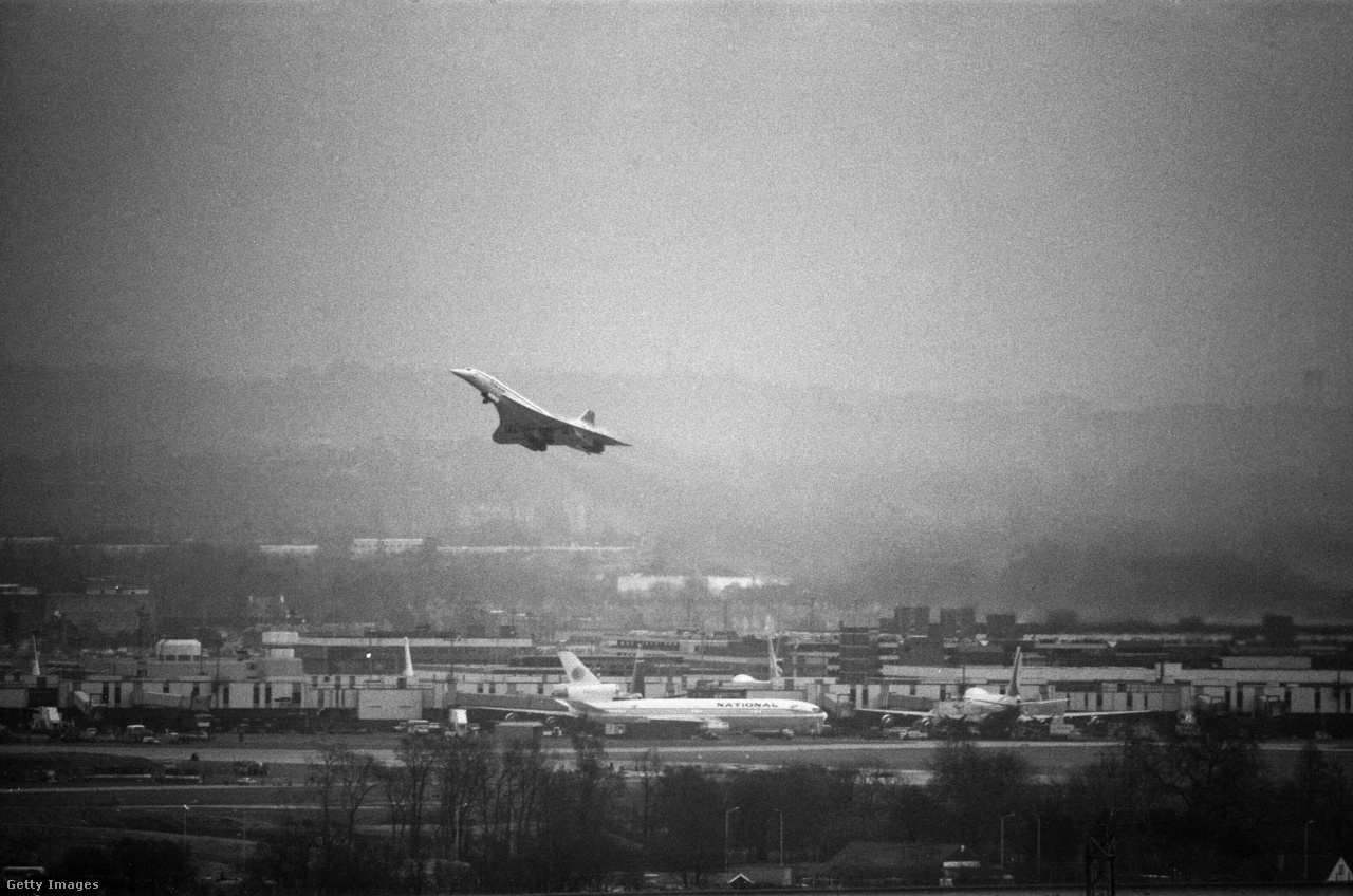 Heathrow, London, Egyesült Királyság, 1976. január 21. A Concorde szuperszonikus utasszállító repülőgépe felszáll az első kereskedelmi útjára, hét évvel az első tesztrepülés után