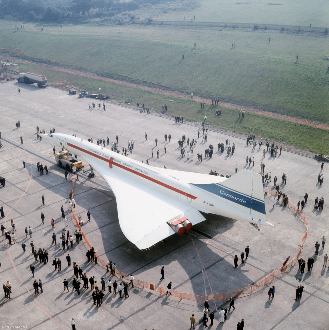 Filton, Bristol, Egyesült Királyság, 1971. A második angol-francia Concorde 002 szuperszonikus utasszállító repülőgép a British Aircraft Corporation Filton Bristolban található repülőterén, ahol a gépet építették. A 002 azonos a Concorde 001-gyel, amelyet Franciaországban szereltek össze, és amely ugyanazokat a francia és brit gyártmányú alkatrészeket tartalmazta