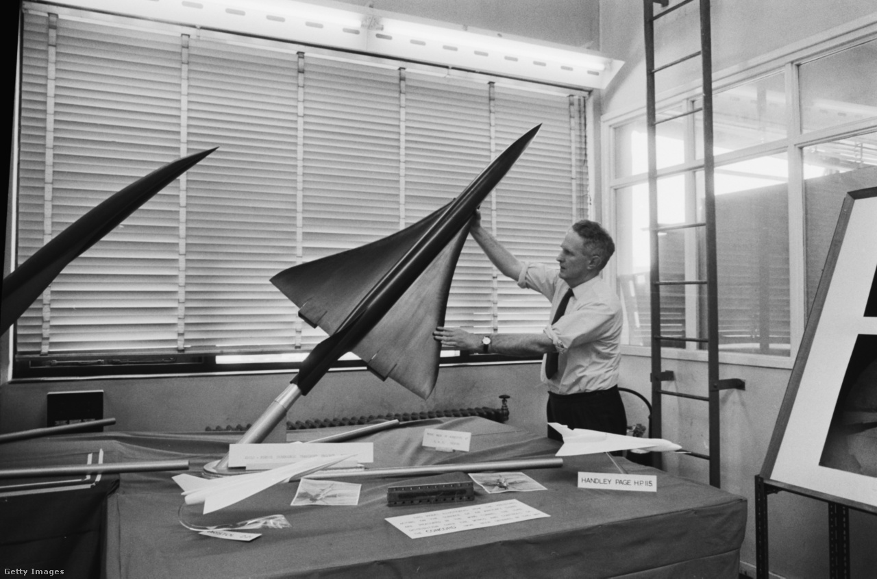 Belford, Egyesült Királyság, 1964. május 30. Albert Ormerod, a Royal Aircraft Establishment (RAE) tudományos főtisztje a Concorde szuperszonikus utasszállító repülőgép szárnyterveit mutatja egy nyílt napon