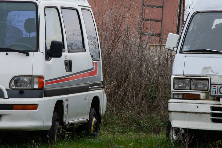 Ennek a két kei-minibusznak a típusa megegyezik, viszont az évjáratuk eléggé eltér. De mik is ezek?