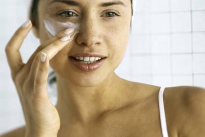 8 botoxmentes módszer, ami eltünteti a szem alatti ráncokat - Van, amelyik ingyen van