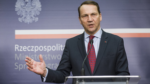 Több mint ötven nagykövetét menti fel a lengyel külügyminisztérium