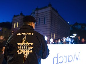 Rendőrsorfal védi a zsinagógában kampányoló Jobbikot