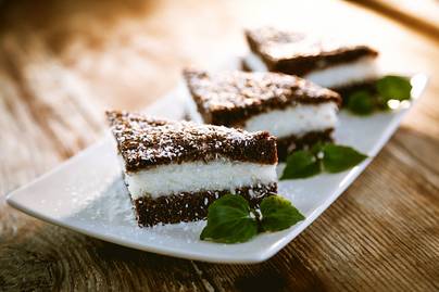 Édes és krémes csokis-kókuszos süti: puha piskótalapok között bújik meg a krém