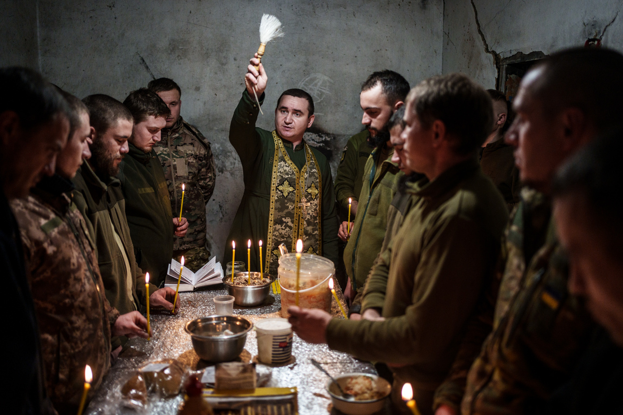 Az ukrán hadsereg 72. dandárjának katonái ünneplik 2023. karácsonyát ideiglenes táborukban a donyecki térségben. Ez volt az első év, amikor Ukrajna csatlakozott a nyugati kereszténység szokásaihoz és karácsonyt december 25-én ünnepelték és nem az orosz ortodox egyházat követve január 7-én