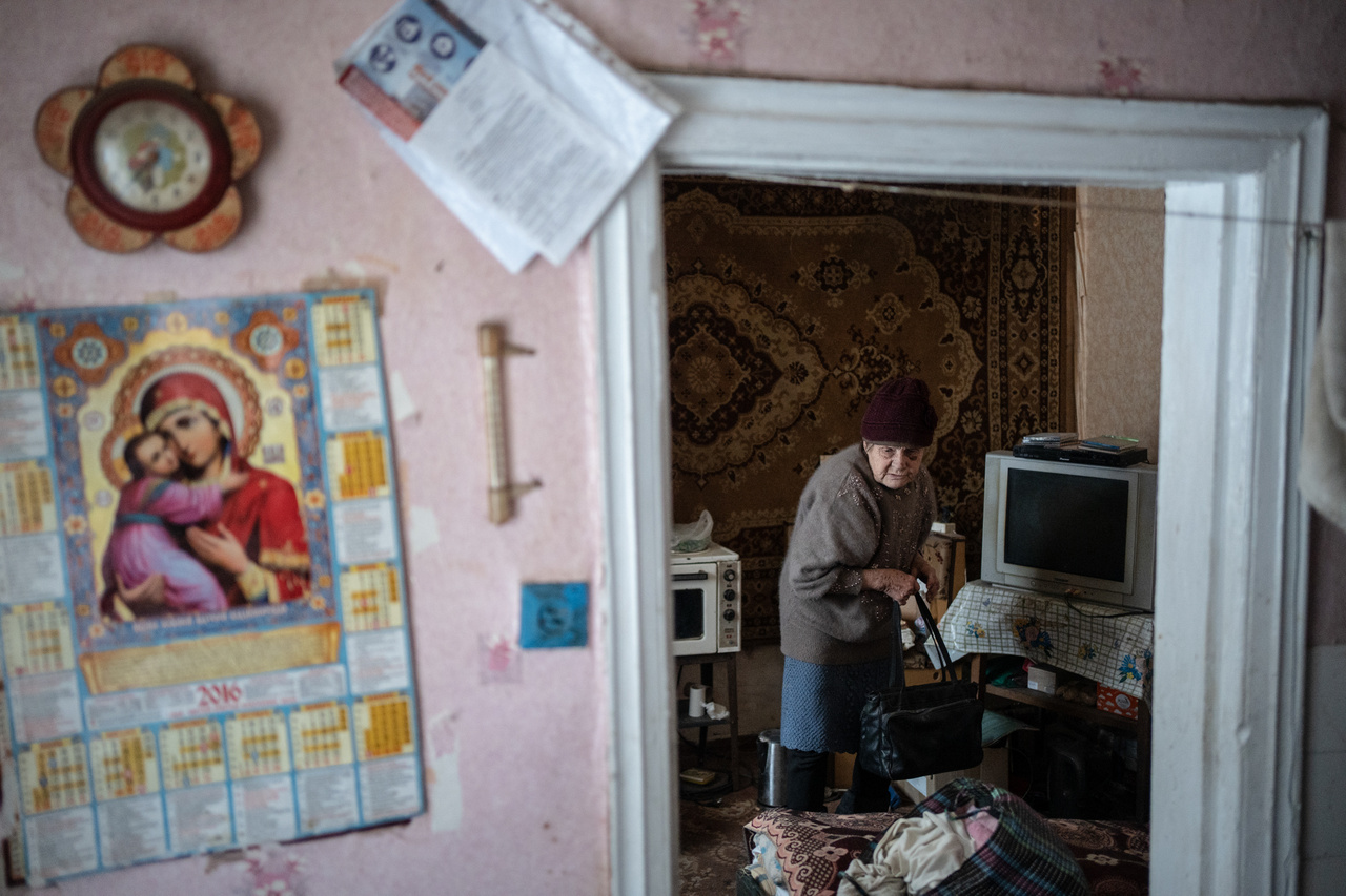A 82 éves Jevgenyija éppen készül végleg elhagyni házát, amely lakhatatlanná vált az orosz aknavetőtámadások következtében 2023. február 3-án