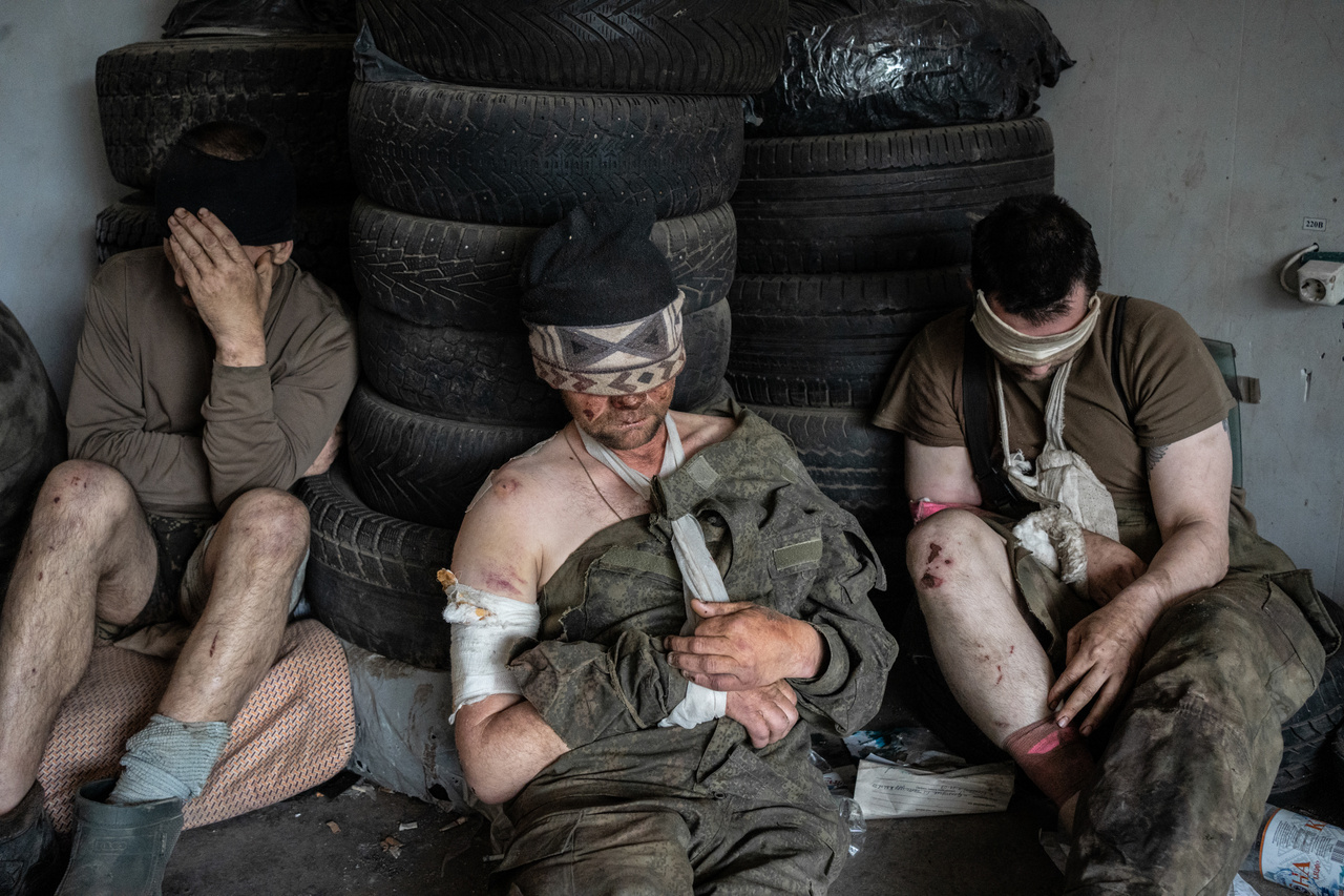 Orosz hadifoglyok Ukrajna keleti részén egy meg nem nevezett helyen, azután, hogy az ukrán hadsereg ellentámadást indított a déli frontszakaszon 2023. június 12-én