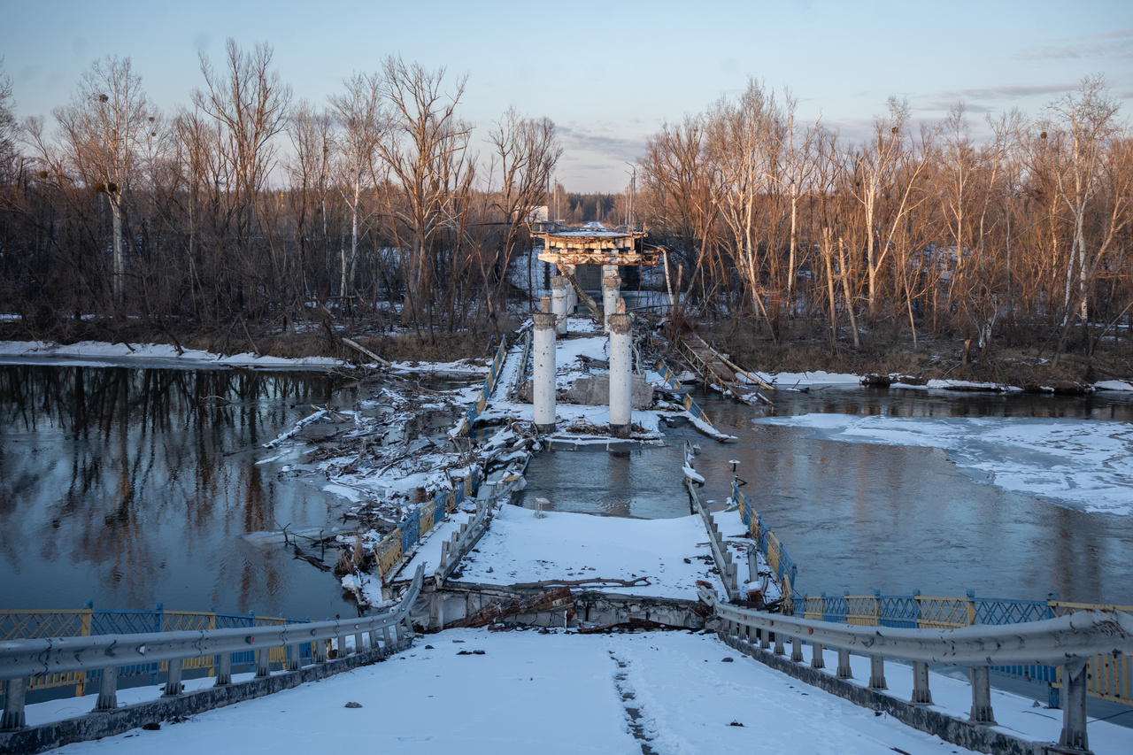 Szétlőtt híd a Sziverszkij Donyec folyón a teljesen elnéptelenedett Bohorogyicsne falunál, 2023. február 3-án