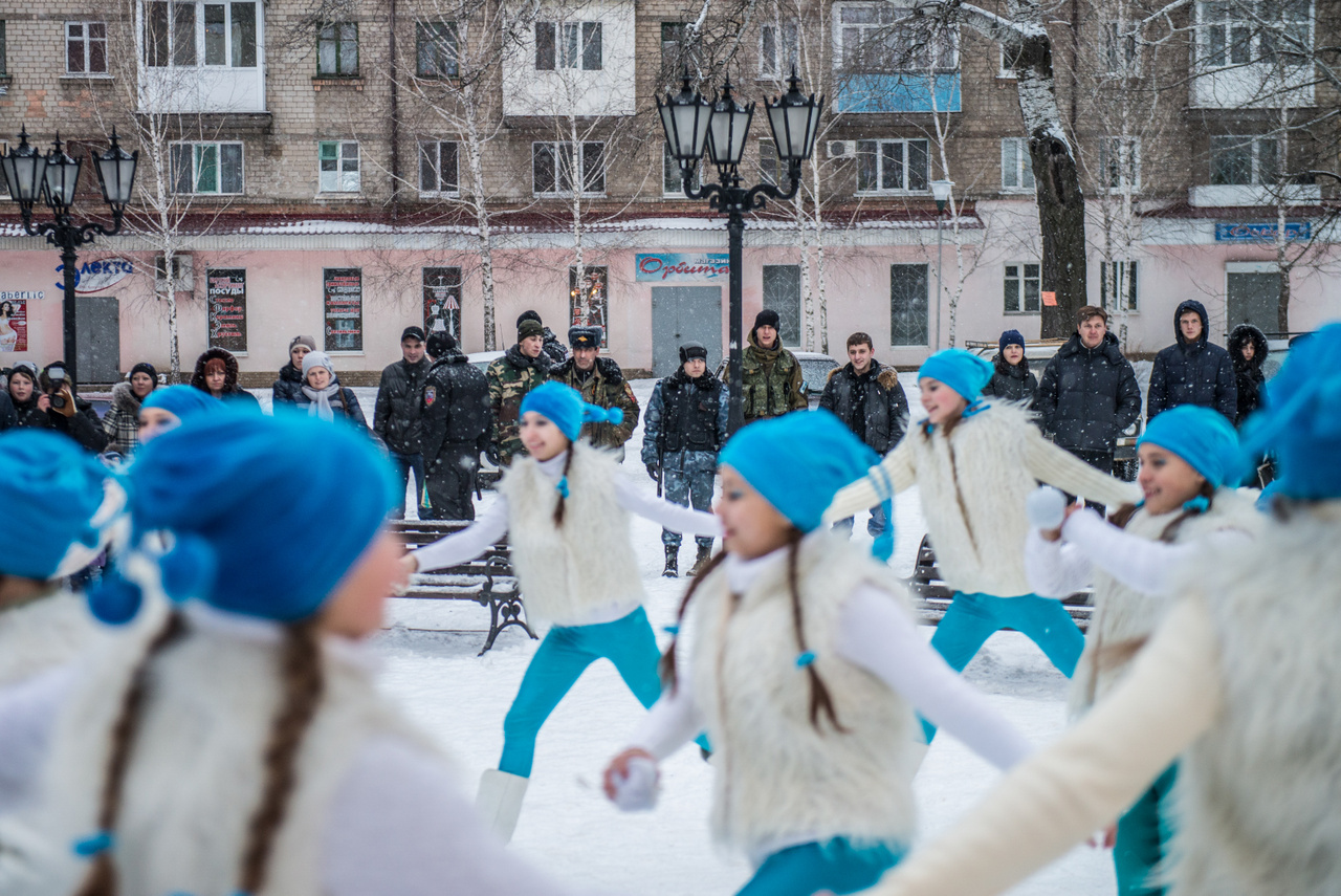 Katonák, rendőrök és helybéliek nézik a városi gyerek tánccsoport karácsonyi bemutatóját Khartsyzsk.főterén 2015. január 6-án