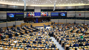 Beváltották a fenyegetést: perre megy az EP a Magyarországnak átadott uniós források miatt