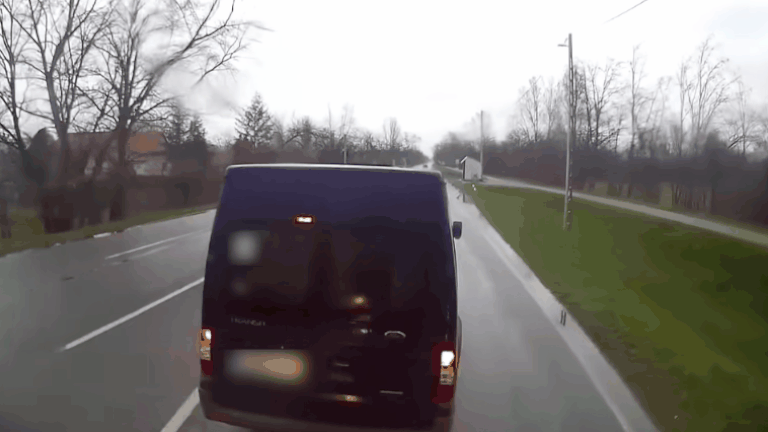 Gyerekszállítás-matricával ellátott kisbusz büntetőfékezett a kamion előtt