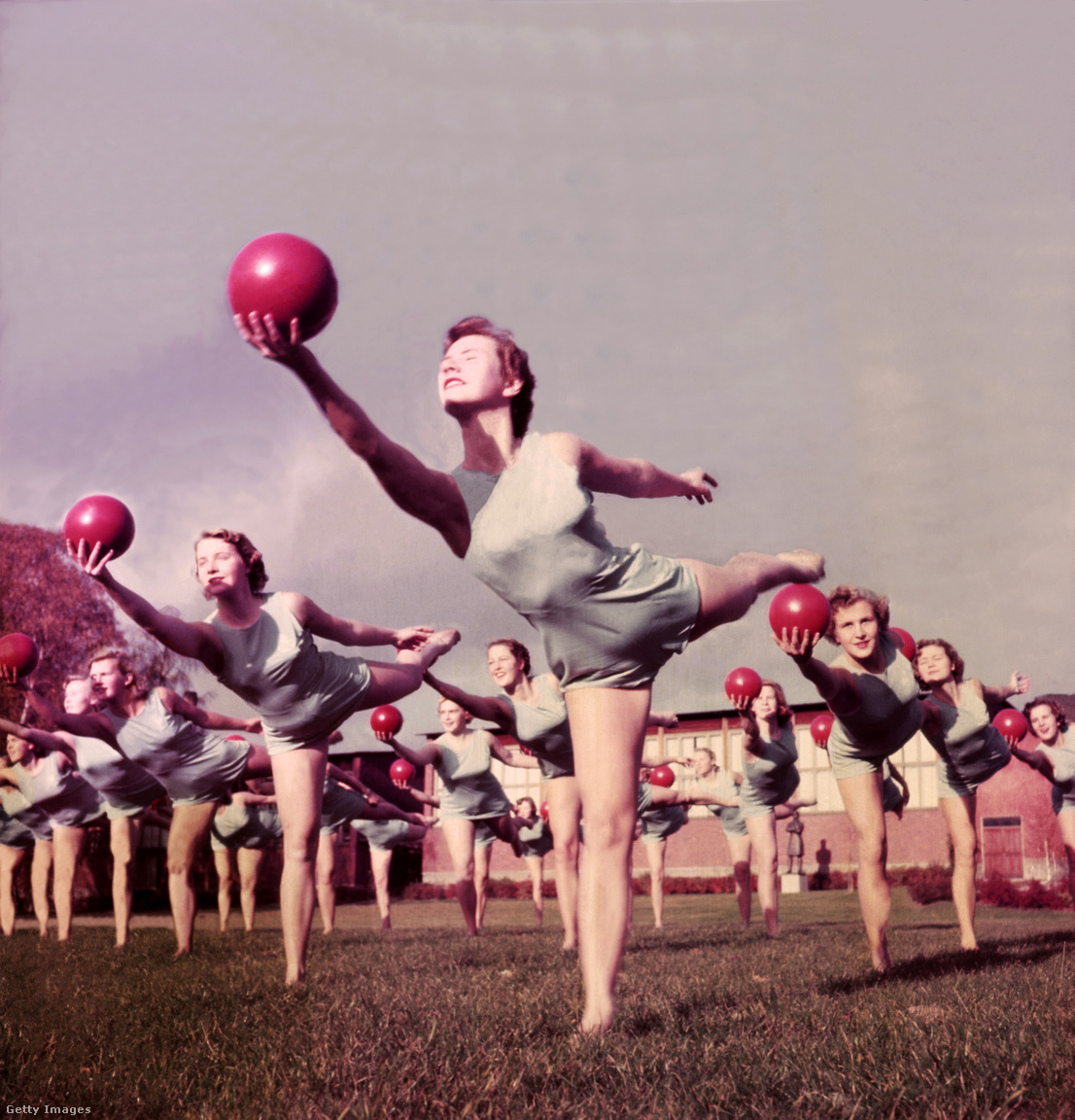 1955 körül. Nők labdát tartva gyakorlatot végeznek
