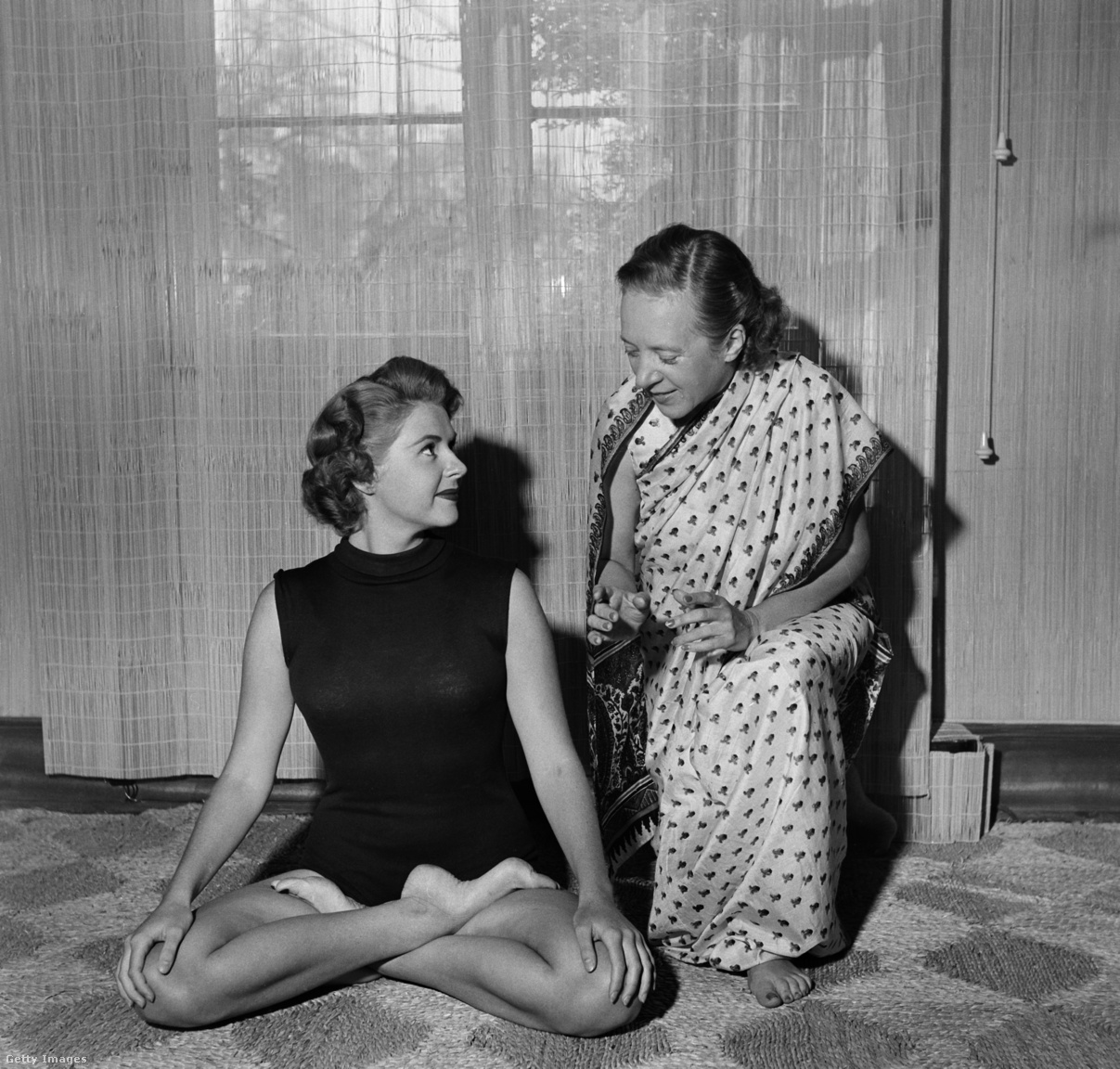 Egyesült Államok, Los Angeles, 1952 körül.   Indra Devi jógi oktatja egy tanítványát egy jógapozícióra a hollywoodi stúdiójában