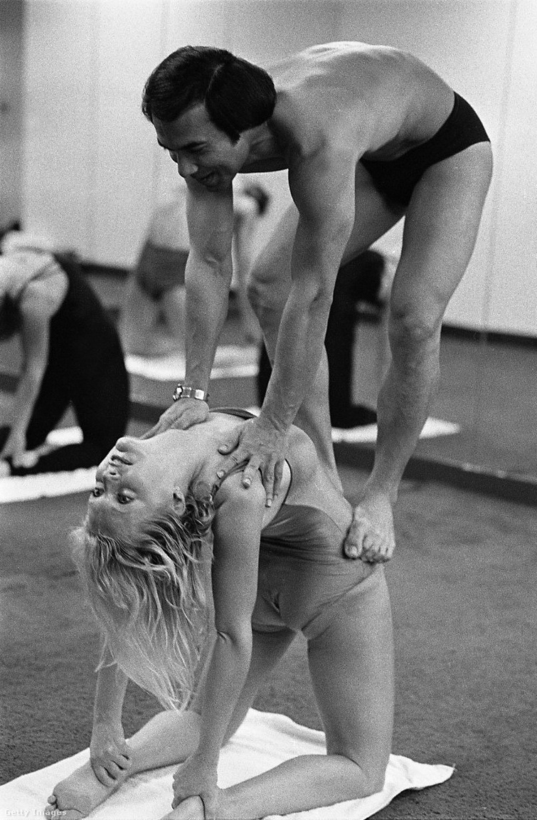 Egyesült Államok, Beverly Hills, 1982. Bikram Choudhury tanár, a Bikram jóga alapítója Carol Lynley színésznőnek segít az úgynevezett tevepózban