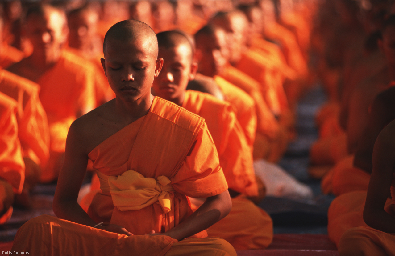Thaiföld, Pathun Thani, 1998. február 1. 13.000 novícius felszentelése A Wat Phra Dhammakaya buddhista templomban
