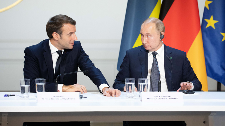 Macron válaszolt Putyin fenyegetésére: Nekünk is van atomunk, nem félünk